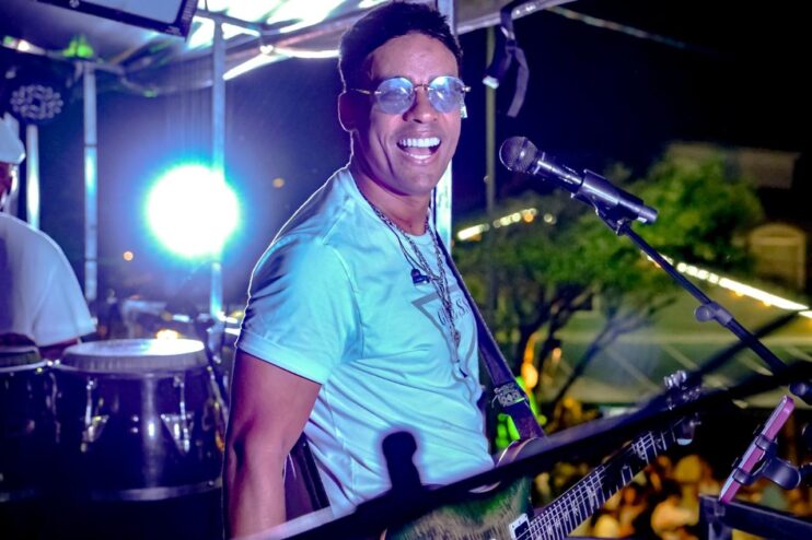 Chiclete com Banana comanda a virada e leva multidão à Passarela da Cultura em Porto Seguro 28