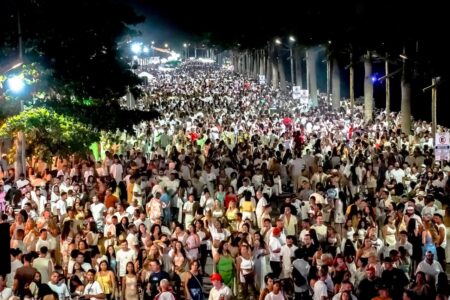 Chiclete com Banana comanda a virada e leva multidão à Passarela da Cultura em Porto Seguro 9