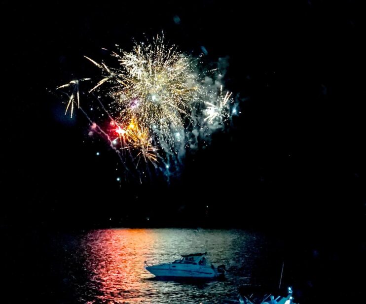 Chiclete com Banana comanda a virada e leva multidão à Passarela da Cultura em Porto Seguro 26