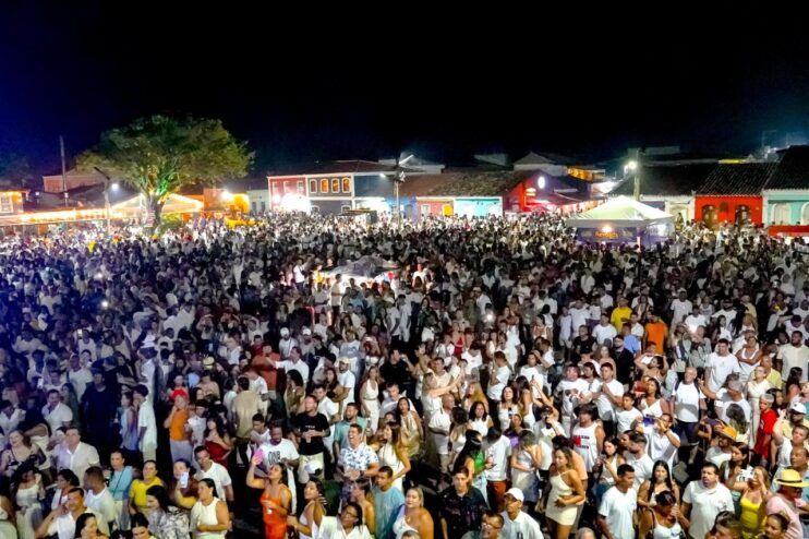 Chiclete com Banana comanda a virada e leva multidão à Passarela da Cultura em Porto Seguro 24