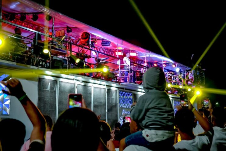 Chiclete com Banana comanda a virada e leva multidão à Passarela da Cultura em Porto Seguro 23