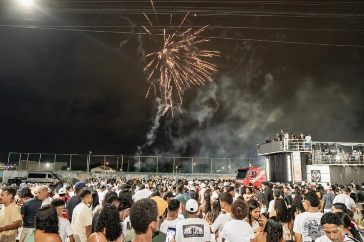 Chiclete com Banana comanda a virada e leva multidão à Passarela da Cultura em Porto Seguro 20