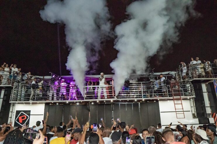 Chiclete com Banana comanda a virada e leva multidão à Passarela da Cultura em Porto Seguro 19