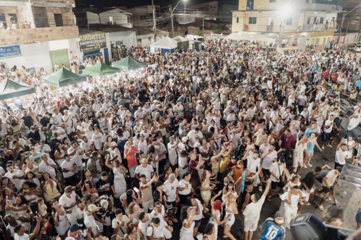 Chiclete com Banana comanda a virada e leva multidão à Passarela da Cultura em Porto Seguro 18