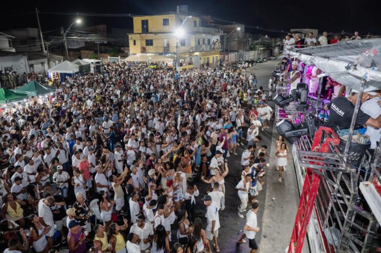 Chiclete com Banana comanda a virada e leva multidão à Passarela da Cultura em Porto Seguro 17