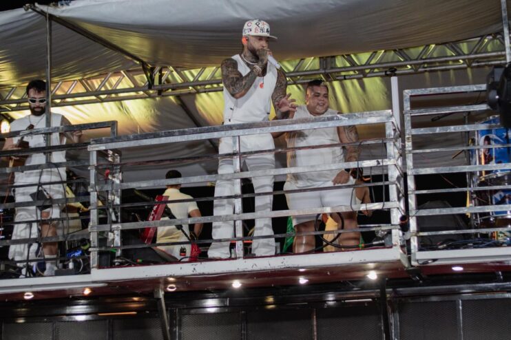 Chiclete com Banana comanda a virada e leva multidão à Passarela da Cultura em Porto Seguro 16