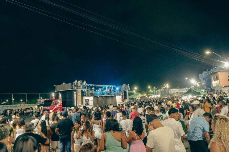 Chiclete com Banana comanda a virada e leva multidão à Passarela da Cultura em Porto Seguro 22