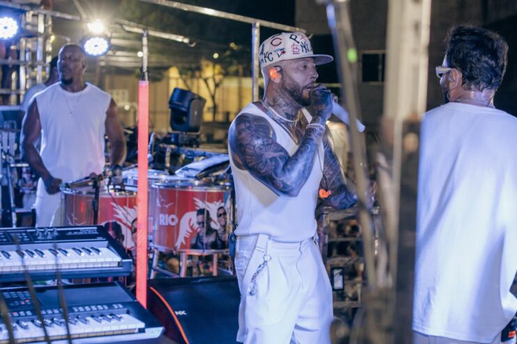 Chiclete com Banana comanda a virada e leva multidão à Passarela da Cultura em Porto Seguro 14