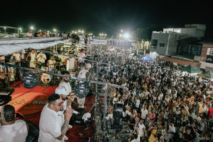 Chiclete com Banana comanda a virada e leva multidão à Passarela da Cultura em Porto Seguro 15