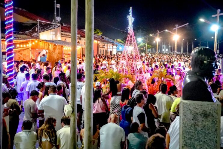 Chiclete com Banana comanda a virada e leva multidão à Passarela da Cultura em Porto Seguro 13