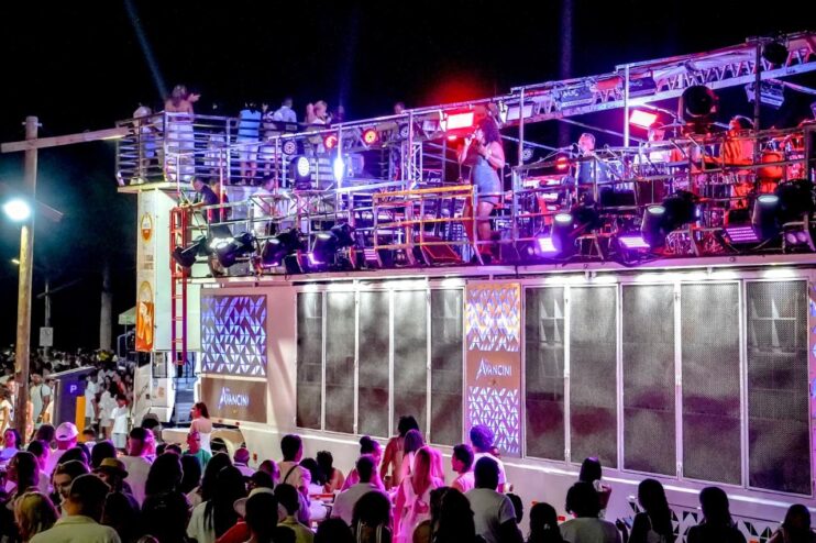 Chiclete com Banana comanda a virada e leva multidão à Passarela da Cultura em Porto Seguro 12