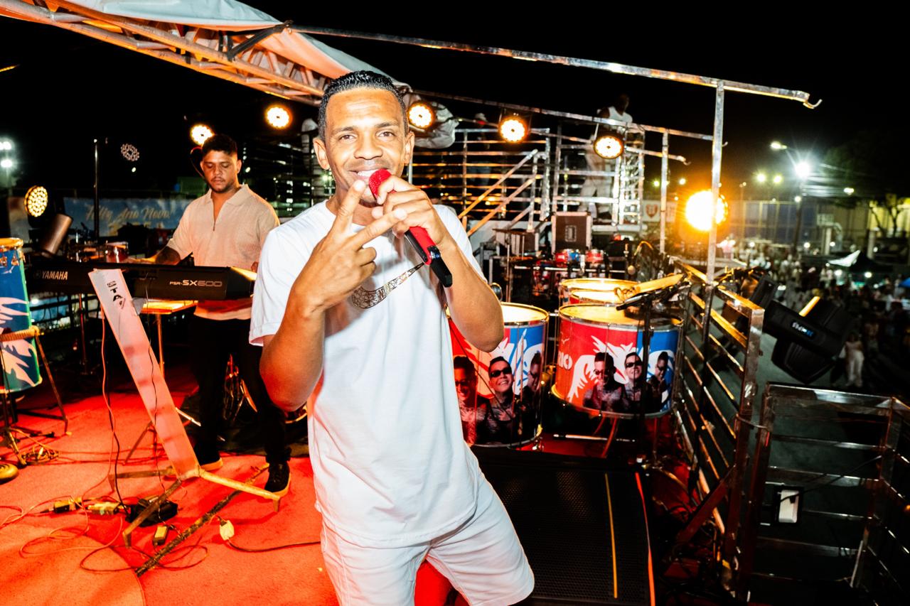 Chiclete com Banana comanda a virada e leva multidão à Passarela da Cultura em Porto Seguro 7