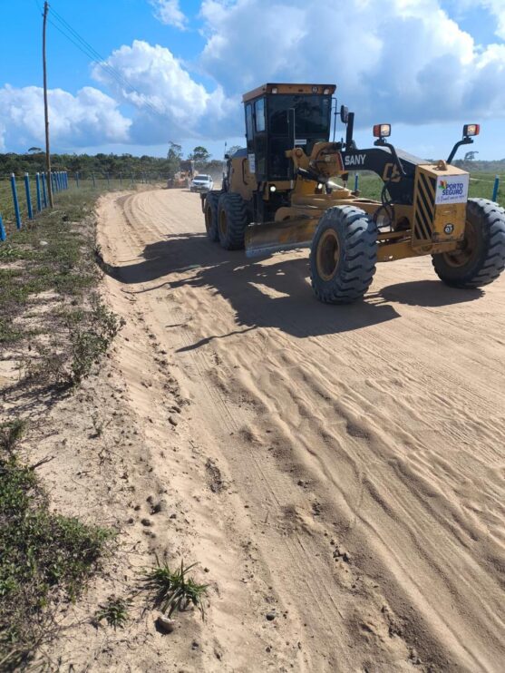 WhatsApp Image 2026-01-02 at 16.46.02 (1) Prefeitura intensifica manutenção das estradas do Litoral Sul para garantir mobilidade e segurança na alta temporada 13