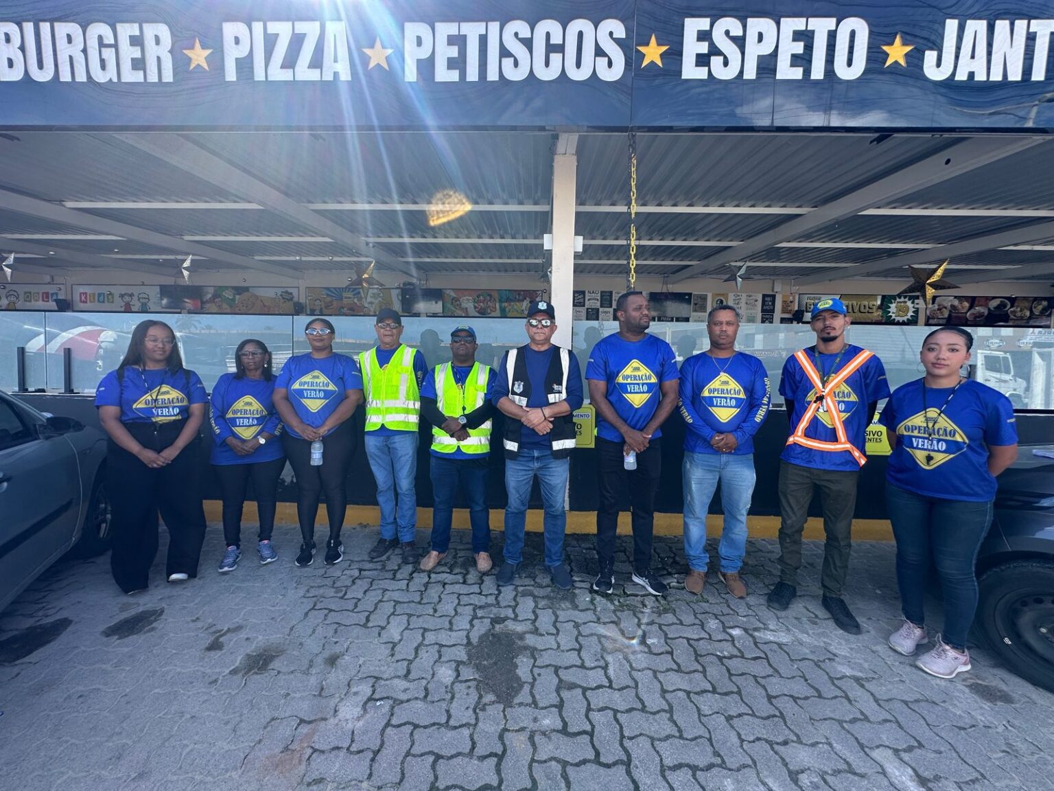 Monitores garantem segurança dos pedestres na travessia das faixas 13