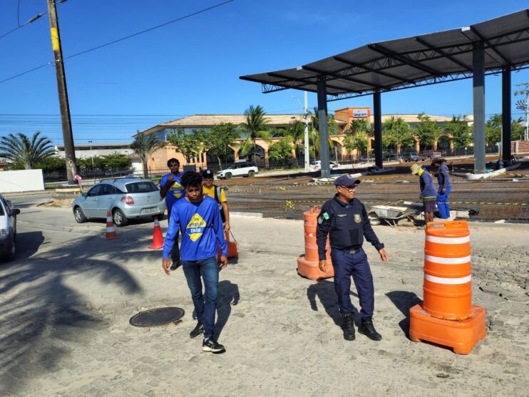 WhatsApp Image 2026-01-23 at 14.44.06 Monitores garantem segurança dos pedestres na travessia das faixas 14