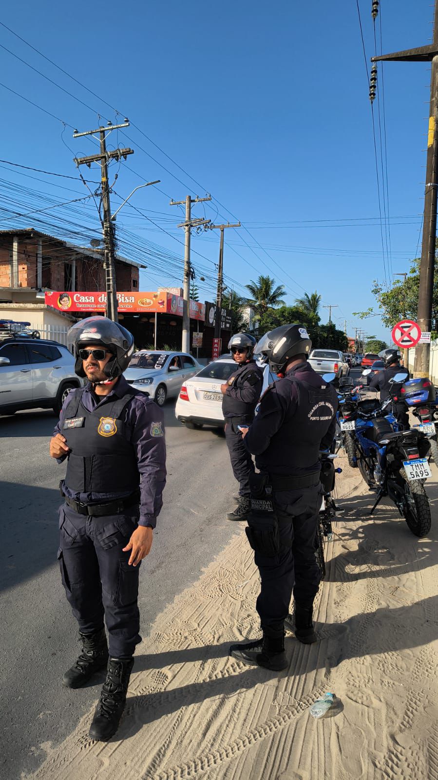 Monitores garantem segurança dos pedestres na travessia das faixas 8