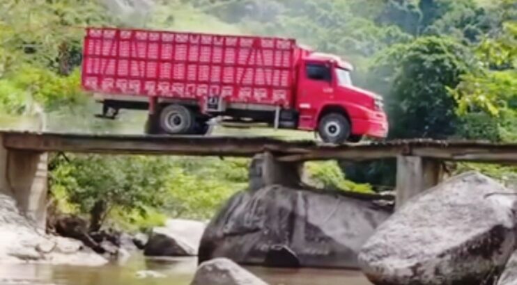 Ponte preocupa moradores por risco de desabamento na divisa entre Bahia e Minas Gerais Ponte preocupa moradores por risco de desabamento na divisa entre Bahia e Minas Gerais 4