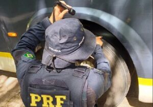 Polícia apreende mais de 22 quilos de maconha dentro de mala 2