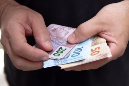 Prefeitura de Eunápolis injeta R$ 22 milhões na economia com pagamento da folha de fevereiro 9