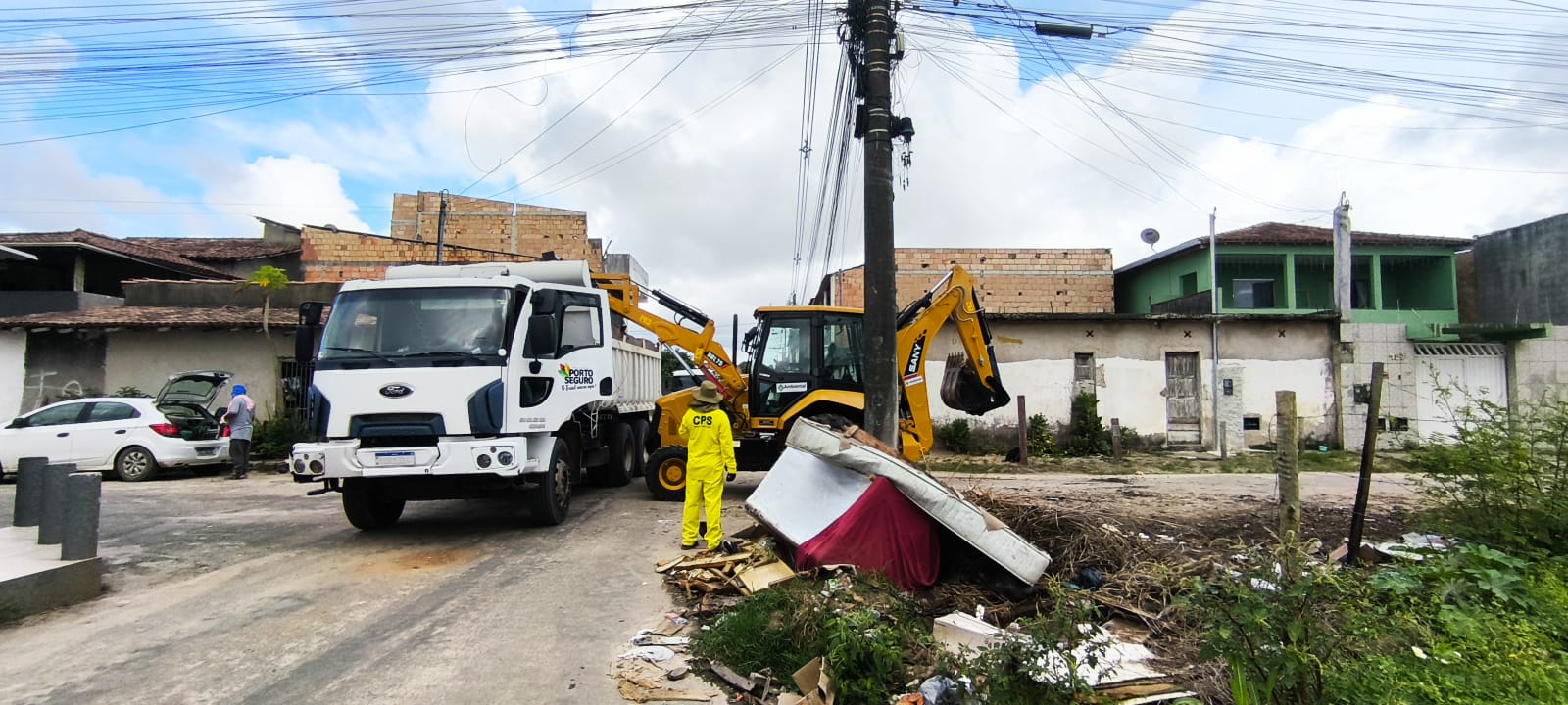 Prefeitura de Porto Seguro reforça limpeza urbana com operação de retirada de entulhos nos bairros Cambolo e Parque Ecológico 6