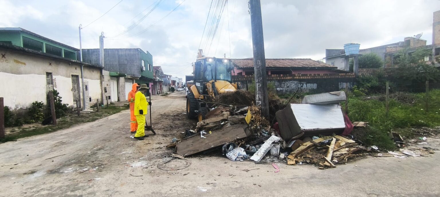 Prefeitura de Porto Seguro reforça limpeza urbana com operação de retirada de entulhos nos bairros Cambolo e Parque Ecológico 10
