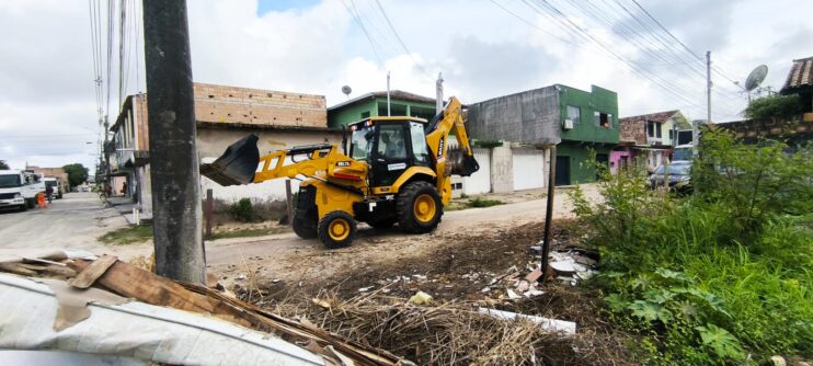 Prefeitura de Porto Seguro reforça limpeza urbana com operação de retirada de entulhos nos bairros Cambolo e Parque Ecológico 31