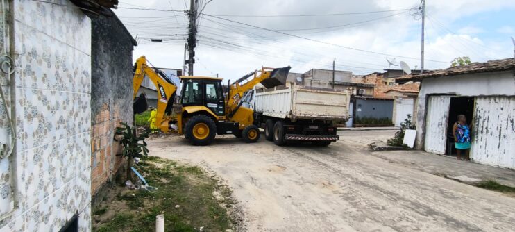 Prefeitura de Porto Seguro reforça limpeza urbana com operação de retirada de entulhos nos bairros Cambolo e Parque Ecológico 27