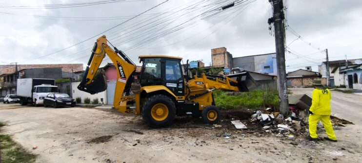 Prefeitura de Porto Seguro reforça limpeza urbana com operação de retirada de entulhos nos bairros Cambolo e Parque Ecológico 28