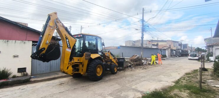 Prefeitura de Porto Seguro reforça limpeza urbana com operação de retirada de entulhos nos bairros Cambolo e Parque Ecológico 24
