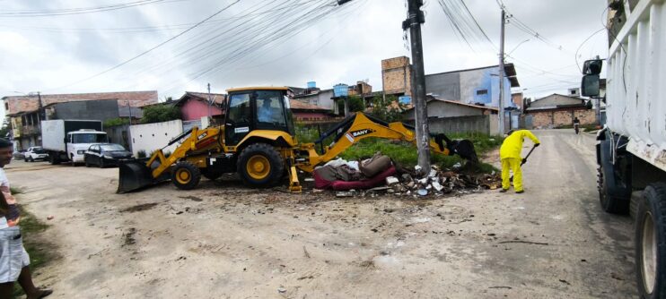 Prefeitura de Porto Seguro reforça limpeza urbana com operação de retirada de entulhos nos bairros Cambolo e Parque Ecológico 22