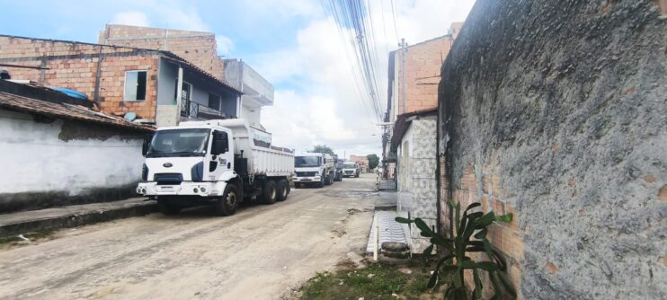 Prefeitura de Porto Seguro reforça limpeza urbana com operação de retirada de entulhos nos bairros Cambolo e Parque Ecológico 21