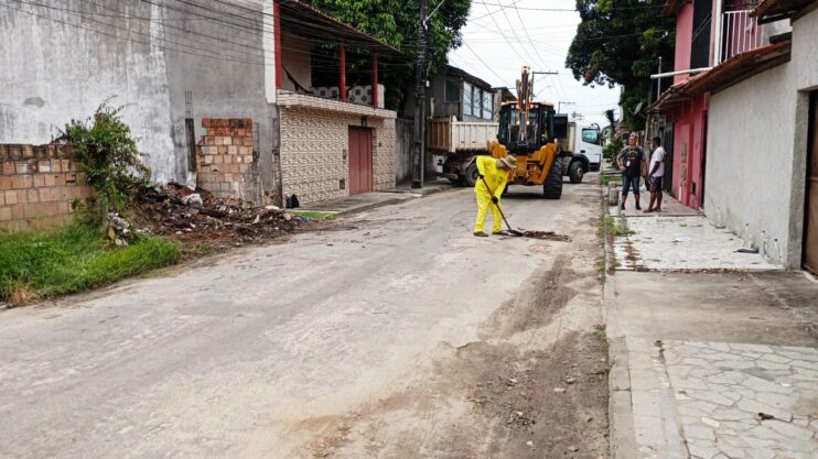 Prefeitura de Porto Seguro reforça limpeza urbana com operação de retirada de entulhos nos bairros Cambolo e Parque Ecológico 20