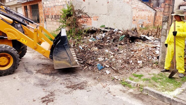 Prefeitura de Porto Seguro reforça limpeza urbana com operação de retirada de entulhos nos bairros Cambolo e Parque Ecológico 17