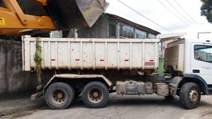 Prefeitura de Porto Seguro reforça limpeza urbana com operação de retirada de entulhos nos bairros Cambolo e Parque Ecológico 19