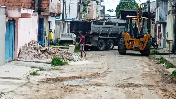 Prefeitura de Porto Seguro reforça limpeza urbana com operação de retirada de entulhos nos bairros Cambolo e Parque Ecológico 13