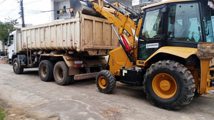 Prefeitura de Porto Seguro reforça limpeza urbana com operação de retirada de entulhos nos bairros Cambolo e Parque Ecológico 11