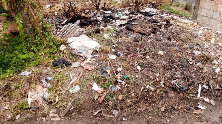 Prefeitura de Porto Seguro reforça limpeza urbana com operação de retirada de entulhos nos bairros Cambolo e Parque Ecológico 10