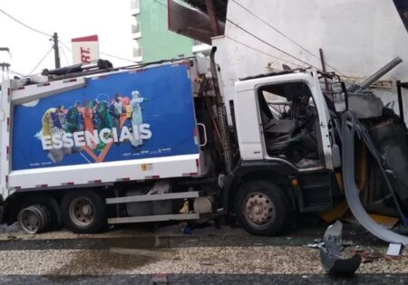 Jovem morre atropelada por caminhão da limpeza no Carnaval 57