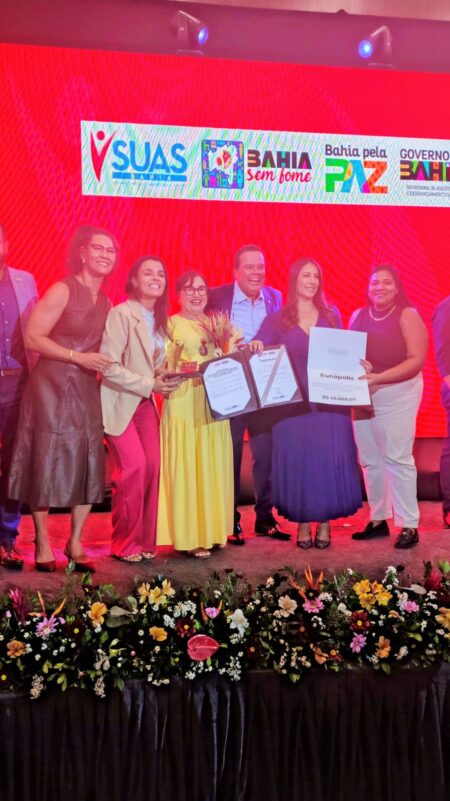 Prefeitura de Eunápolis celebra conquista no Selo SUAS Bahia 9