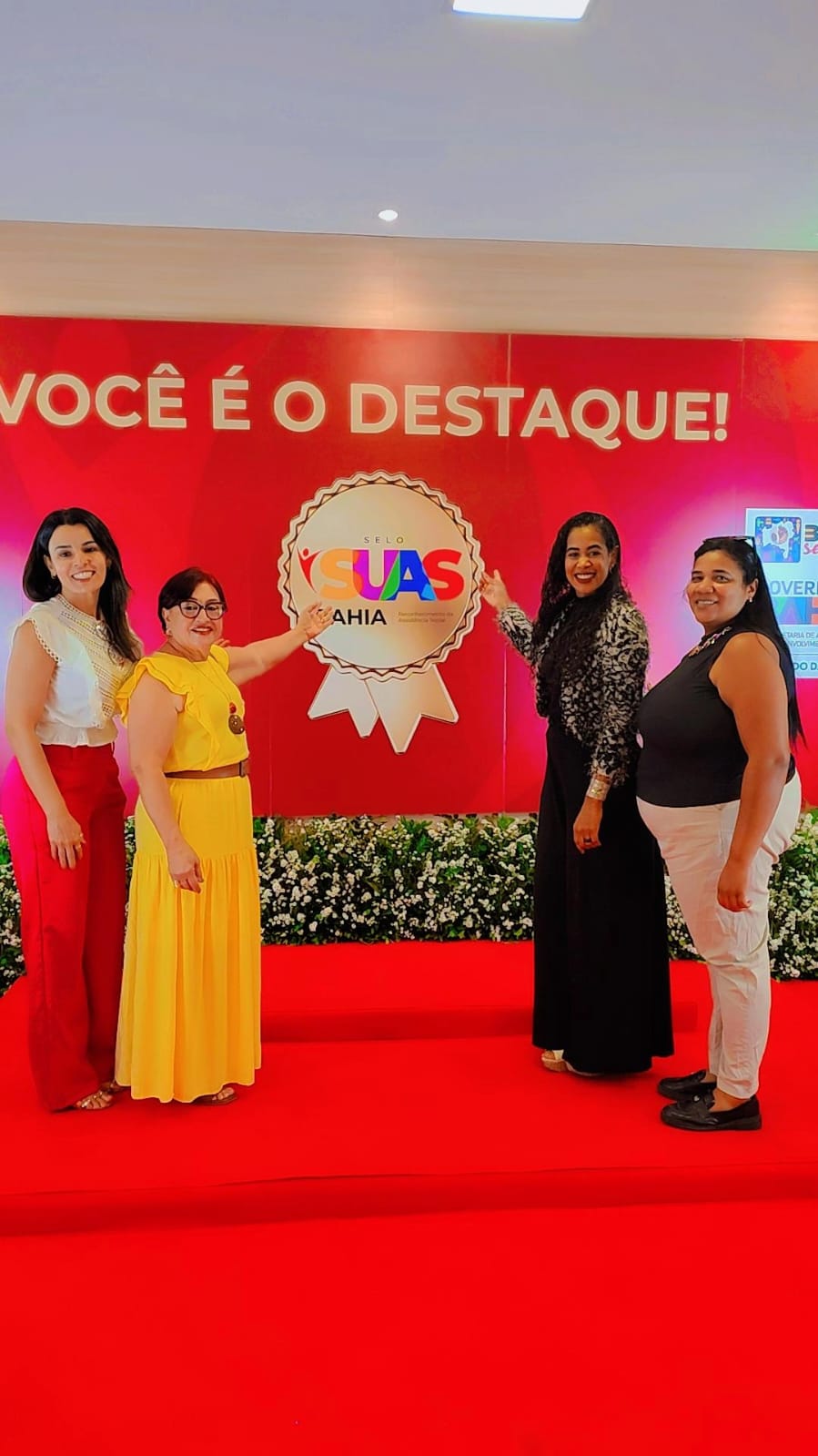 Prefeitura de Eunápolis celebra conquista no Selo SUAS Bahia 6