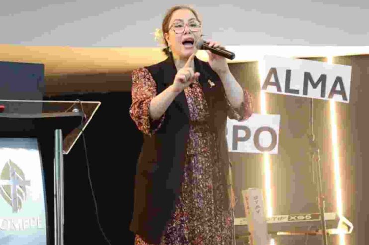 Sarah Sheeva explica dom de línguas e diz que oração funciona como “código para Deus” 4