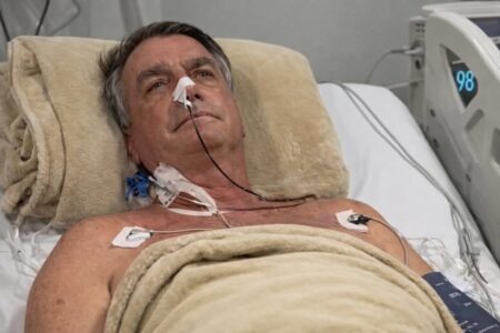 Bolsonaro apresenta melhora na UTI e inicia tratamento odontológico em Brasília Bolsonaro apresenta melhora na UTI e inicia tratamento odontológico em Brasília 8