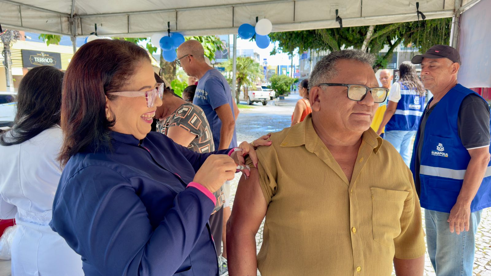 Prefeitura de Eunápolis supera expectativas e vacina mais de 2 mil pessoas no Dia D contra gripe 7