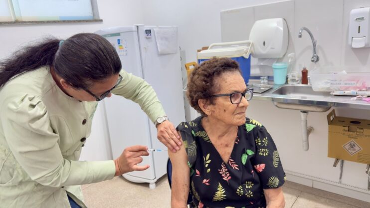 Prefeitura de Eunápolis supera expectativas e vacina mais de 2 mil pessoas no Dia D contra gripe 13
