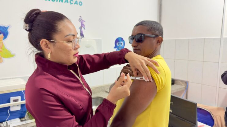 Prefeitura de Eunápolis supera expectativas e vacina mais de 2 mil pessoas no Dia D contra gripe 23