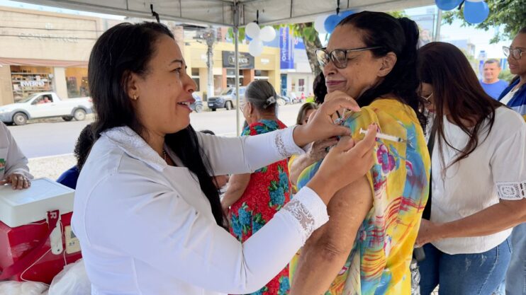 Prefeitura de Eunápolis supera expectativas e vacina mais de 2 mil pessoas no Dia D contra gripe 18