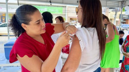 Prefeitura de Eunápolis supera expectativas e vacina mais de 2 mil pessoas no Dia D contra gripe 30