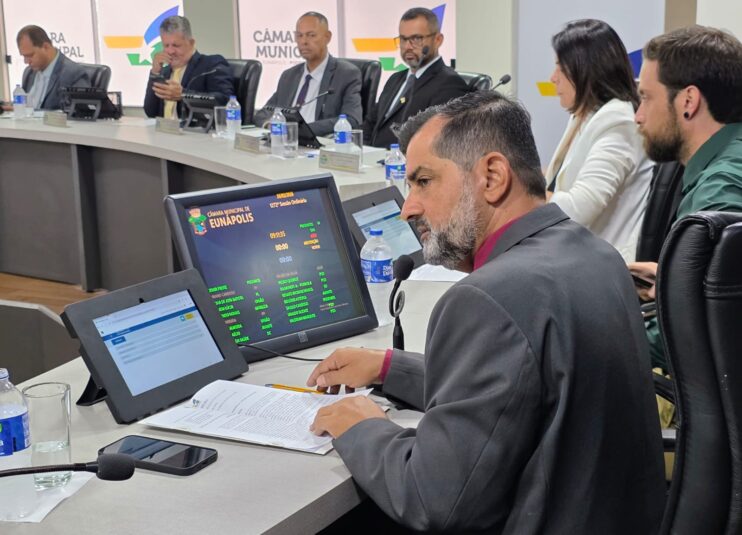 Câmara de Eunápolis abre ano legislativo com debates acalorados Câmara de Eunápolis abre ano legislativo com debates acalorados 4