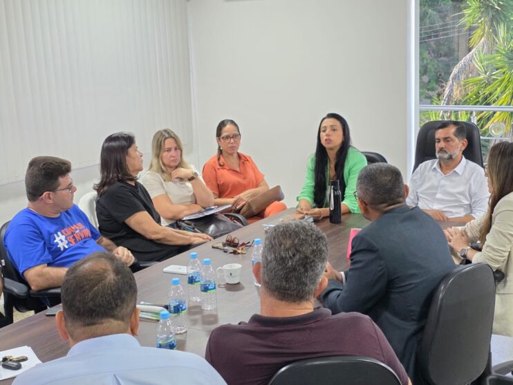 WhatsApp Image 2026-03-20 at 09.50.31 Reunião dos vereadores com nova secretária de Saúde discute melhorias no atendimento 12