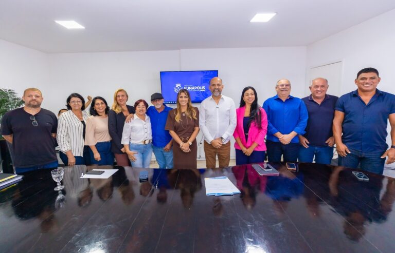 Robério apresenta projetos de infraestrutura e anuncia novos secretários em Eunápolis Robério apresenta projetos de infraestrutura e anuncia novos secretários em Eunápolis 120